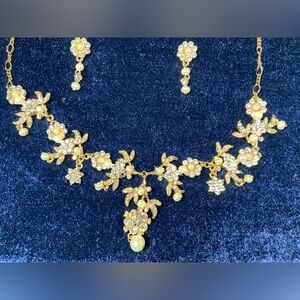 Necklace Rhinestone & Pearl‎ Encrusted necklace and Earrings Like New